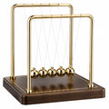 Newtons Pendel Kugelskulptur mit 5 Kugeln in Gold